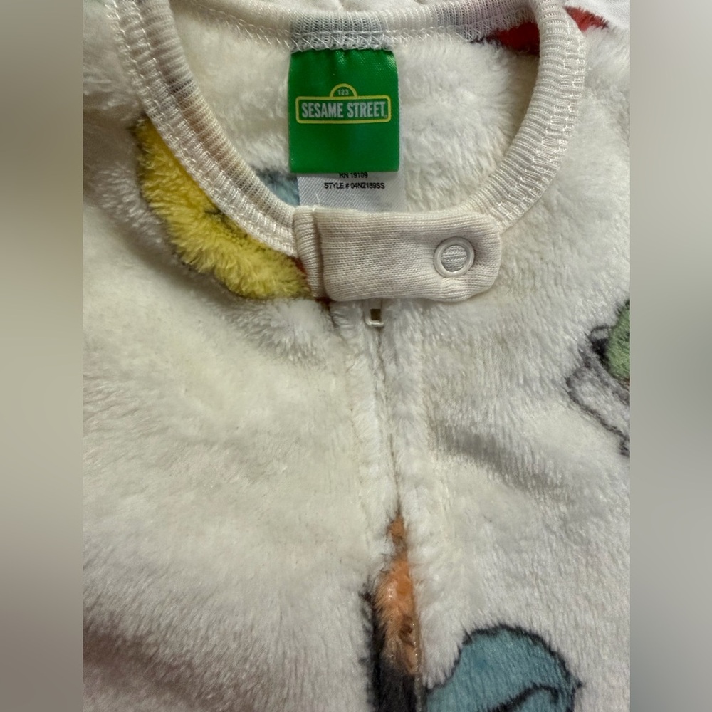 Sesame Street Fleece Baby Footie Sleeper w/ Covered Mittens size 0-3 Months NWOT - Picture 7 of 15